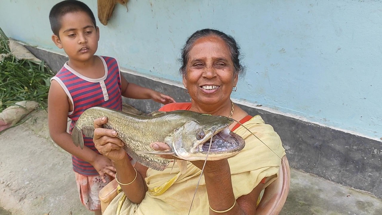 নদীর তাজা বোয়াল সাথে ছোট আলু ♨️অনেক দিন পর জমজমাট খাওয়া