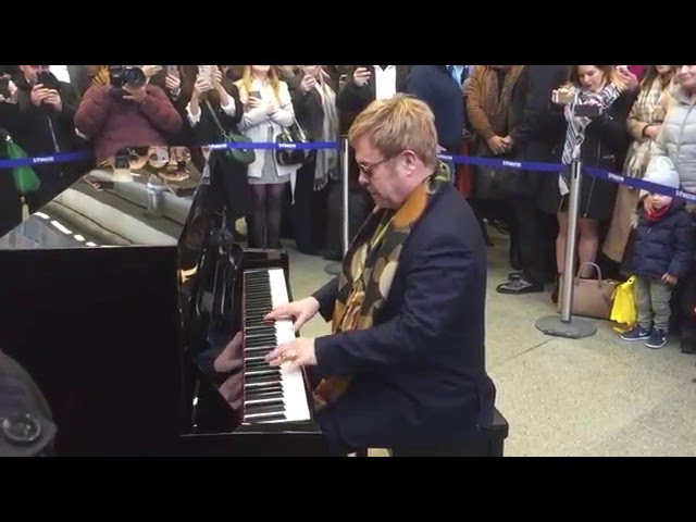 Elton John surprise performance London 2016 class=