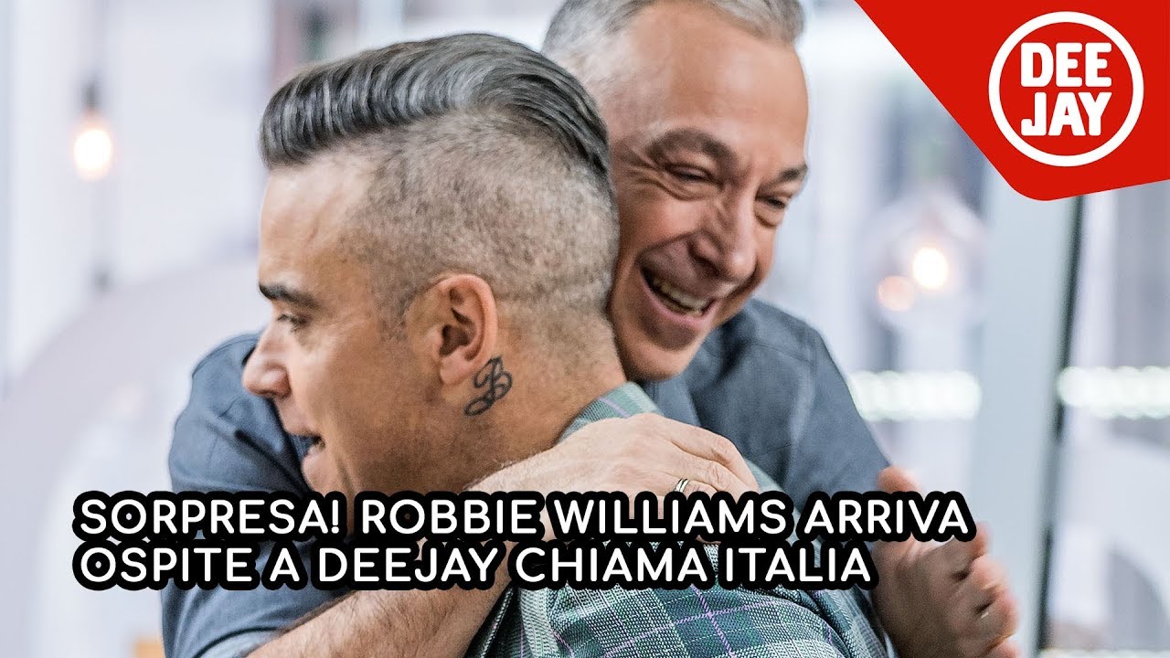 Sorpresa! Robbie Williams entra in studio a Deejay Chiama Italia