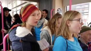 Flashmob in der Straßenbahn