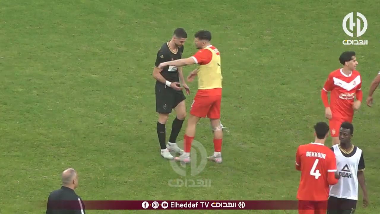 شــاهد.. روح رياضية بين لاعبي شباب بلوزداد و مولودية الجزائر بعد نهاية اللقاء