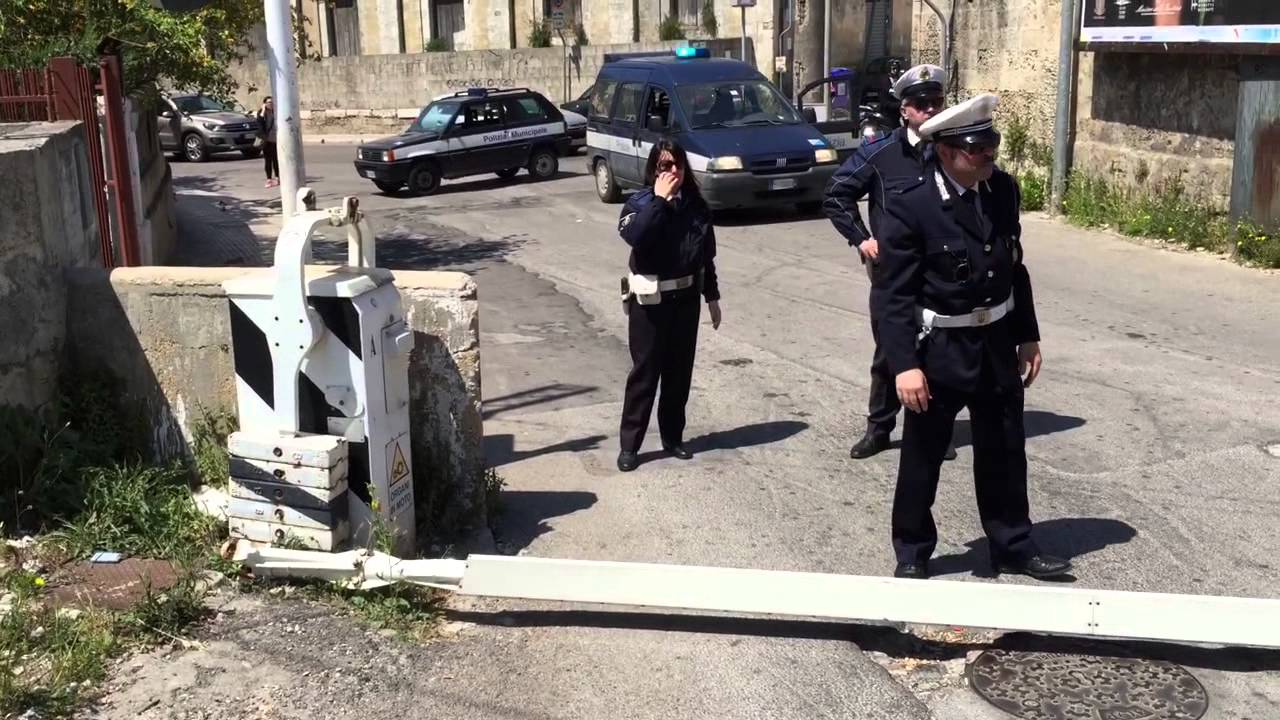 Барьер на железнодорожном переезде падает дважды #Бриндизи