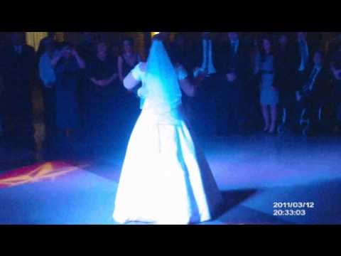 Video: Hochzeitstrends: Kurze Brautkleider Mit Schleppe