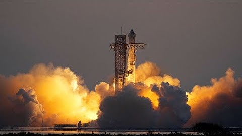 SpaceX cattura al volo con le "bacchette" il razzo Super Heavy di Starship: "È magia"