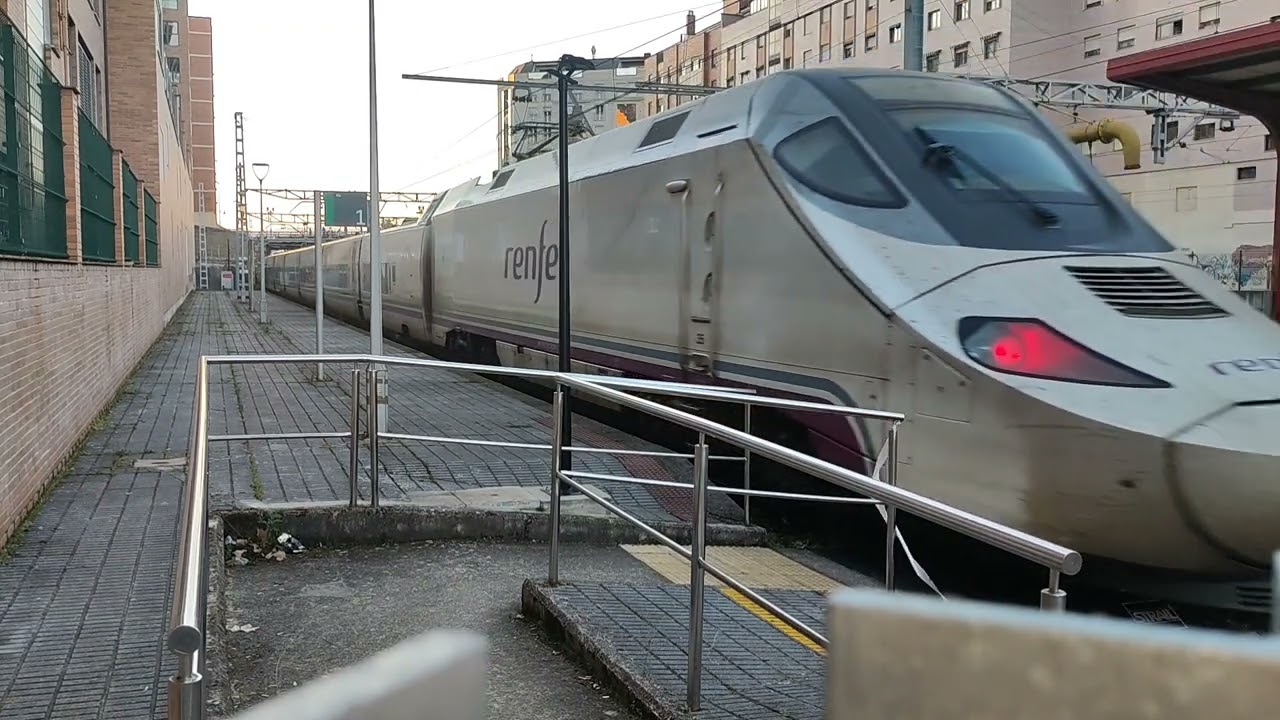 Renfe Alvia S-130 con la nueva decoración en la estación de Ponferrada y alrededores