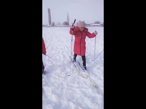 Бейне: Шаңғыға жұмсақ байланыстырғыштарды қалай орнатуға болады