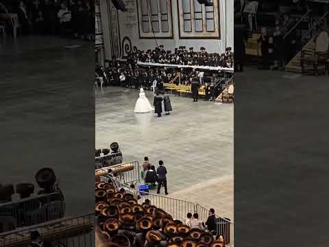 Viznitzer Rebbe Mitzvah Tanz in New Square l האדמו"ר מוויזניץ מצוה טאנץ בשיכון סקיוורא