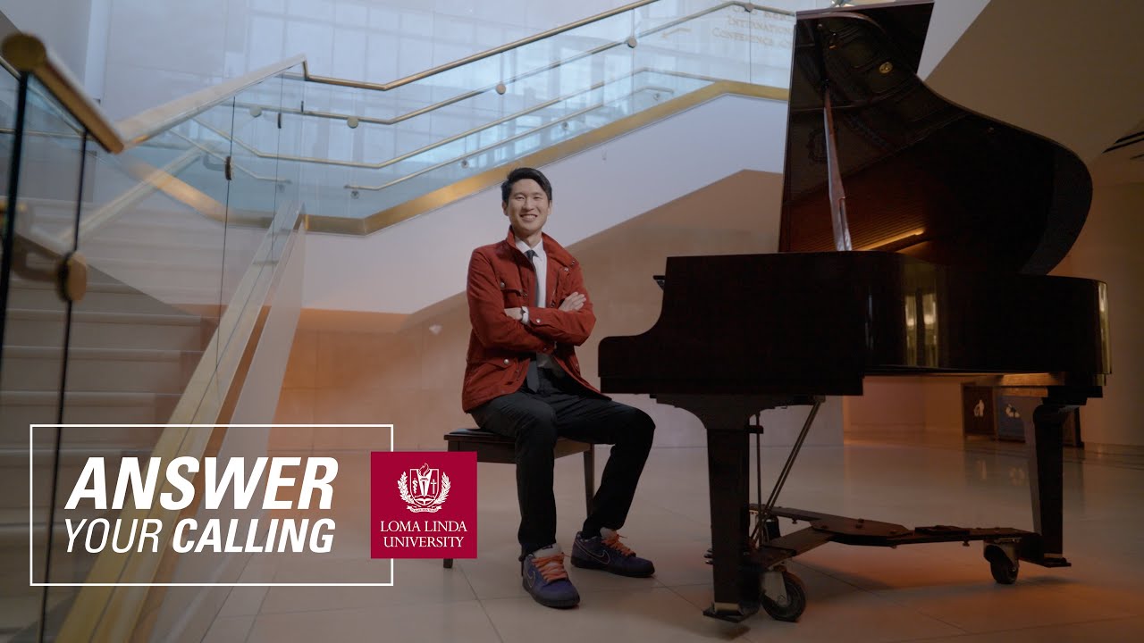 Medical Student Plays Music for His Patients