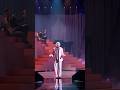 Maura canta "La Vie en Rose"di Édith Piaf per iniziare la sua scalata verso il successo. ⭐️
