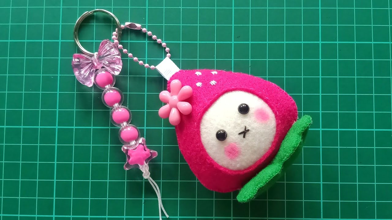 Gantungan Kunci Strawberry dari Kain Flanel || Cute Strawberry Felt Keychain with Beads