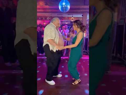 مرتو لقطتو عم يرقص مع بنت