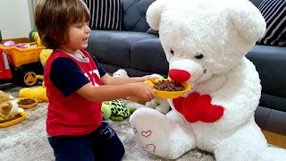 Fatih Selim Peluş Oyuncak Hayvanlarına Mama Yediriyor Sonrada Uyutuyor