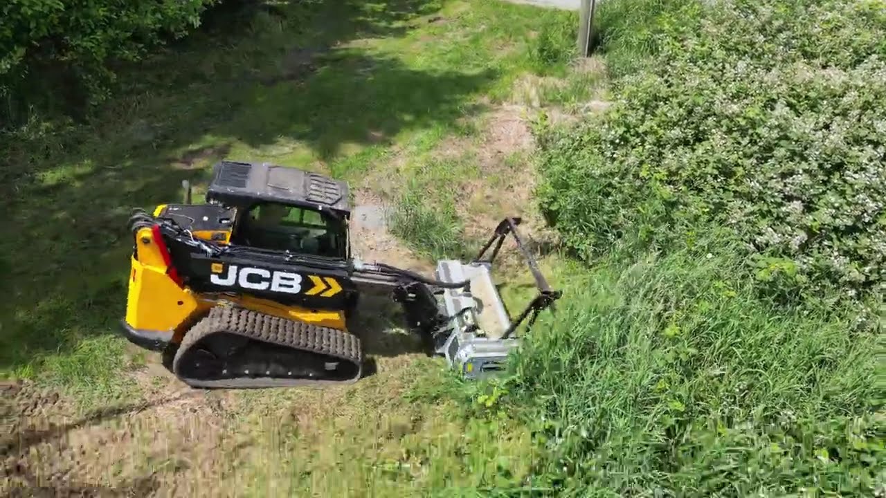 Mulching with Baumalight MS572 on a JCB 3TS