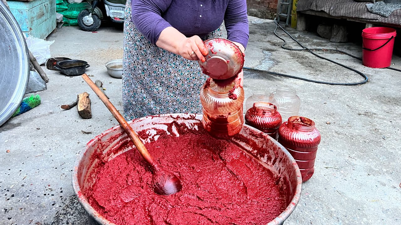 Annem biz yokken domates salçasını yapmış 