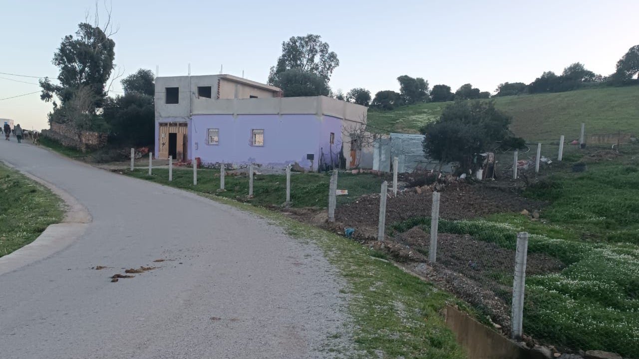 دار وغرسة غزالة 🏡 فالطبيعة الخلابة 🌲 مساحة 4000متر على الطريق الرئيسية💯 منطقة ملوسة 💥 0703640826طنجة