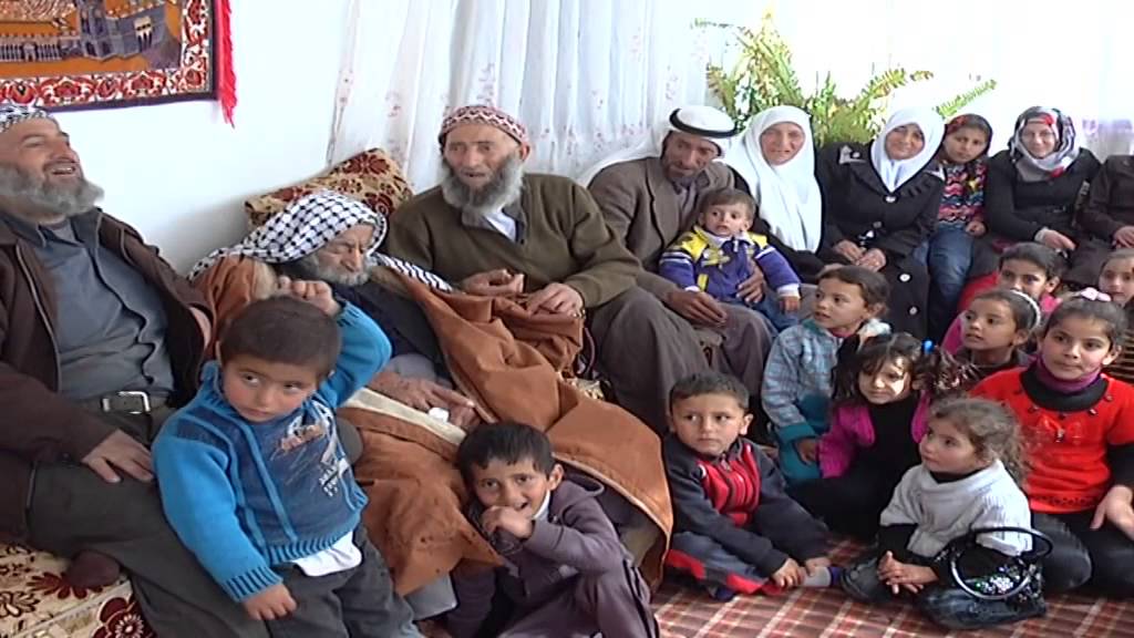أكبر معمر في الخليل تجاوز القرن وأحفاده 