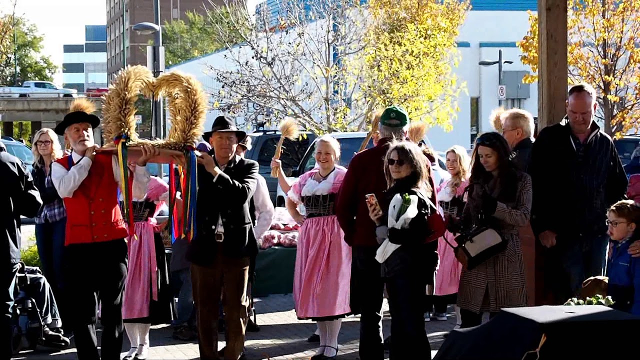 Erntedankfest 1, Procession of the Harvest Crown. - Sakatoon 7 Oct 2017 -