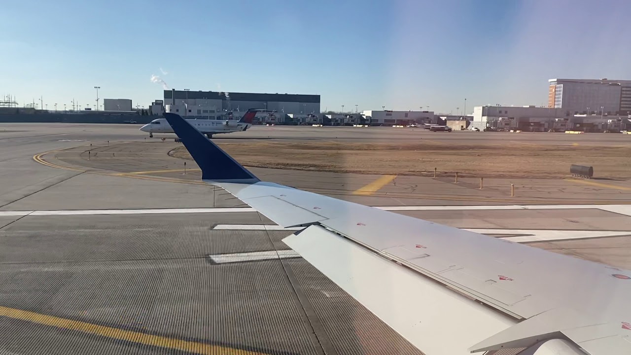 Delta Connection CRJ-900 takeoff from Minneapolis/St. Paul