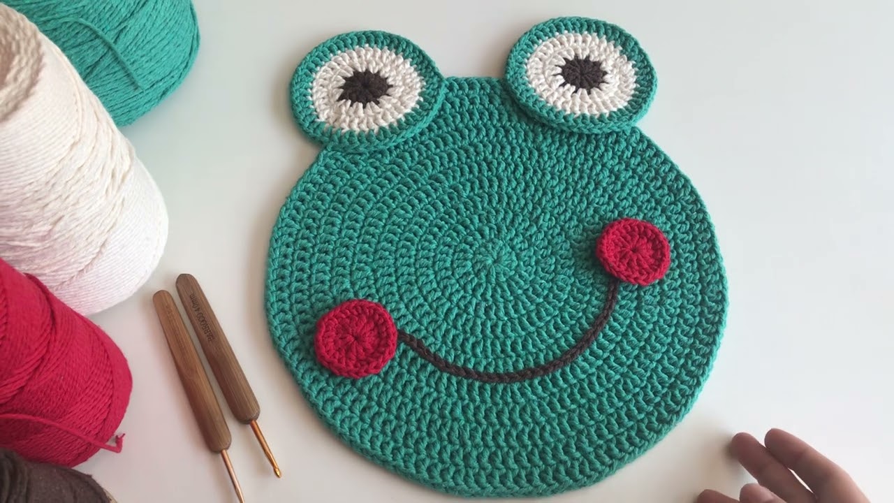 Sousplat de crochê infantil sapinho@hailiecroches #produçãodecroche #croche #diadascrianças 