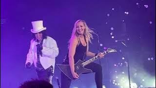 Nita Strauss makes a Surprise Appearance on Stage with Alice Cooper for School's Out!