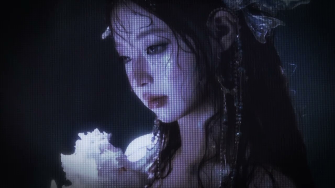 Siren's calling. Beauty and embodiment of the sea. 