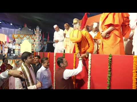 मुख्यमंत्री देवेंद्रजी फडणवीस साहेब यांना राखी बांधताना जगद्गुरू स्वामी शांतिगिरीजी महाराज, नाशिक 🚩