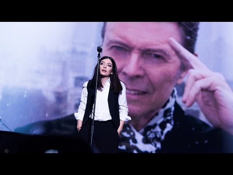 Video: Crocs Vermasselt David Bowie Tribut