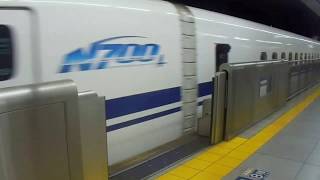 東海道新幹線品川駅　ホームドア（安全柵）が閉まる