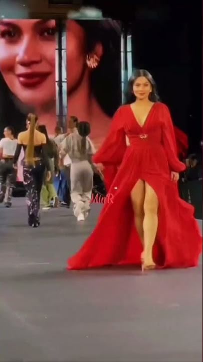Best! Ariel Tatum tampil memukau catwalk di Paris Fashion Week 2022.