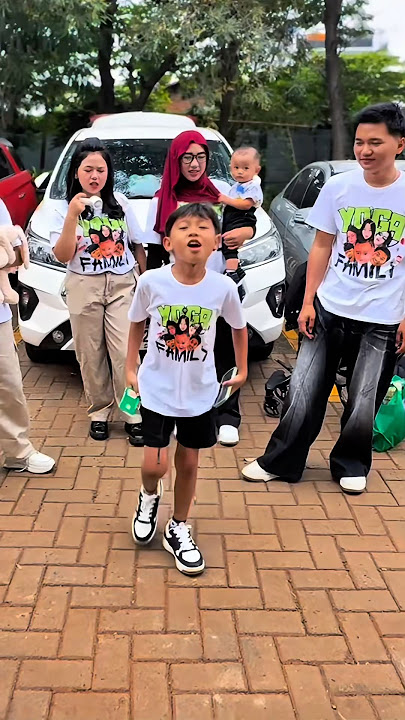 WHOSE OUTFIT IS THE BEST?? #yogafamilly