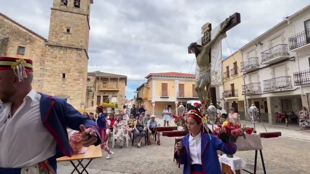 Ferias 2024 en Losar. Ofertorio con danzantes y rosqueras en honor del Cristo del Humilladero.