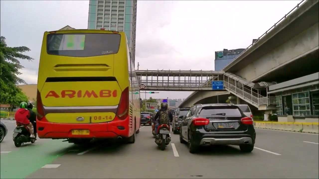 PEMANDANGAN KOTA JAKARTA DI MINGGU SORE YANG CERAH