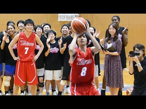 俳優の志尊淳さんと鈴木勝大さんが、バスケ部員らとフリースロー対決　名古屋市の桜花学園高校