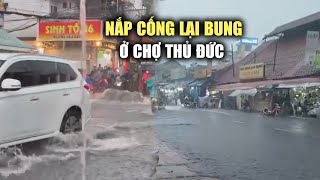 Cống lại bung nắp, nước chảy xối xả trong cơn mưa trắng trời ở Thủ Đức｜Báo Thanh Niên