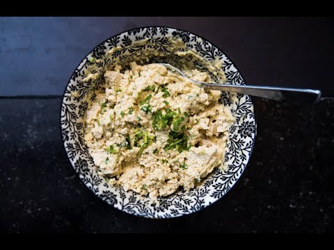Vegan ei- en kipsalades op crackers & gebakken tofu-ei op brood