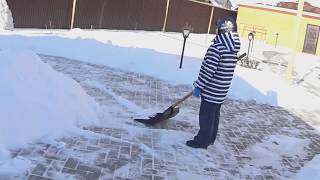 СЕНЯ УБИРАЕТ СНЕГ НА ДАЧЕ / SENIA CHANGES SNOW IN THE COTTAGE