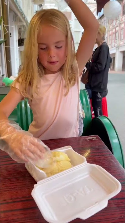Our First Time Trying Durian Fruit in Singapore 🇸🇬