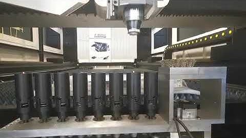 Auto nozzle change and clean system