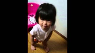 みゆう。腹巻きできるかな？１才１１か月