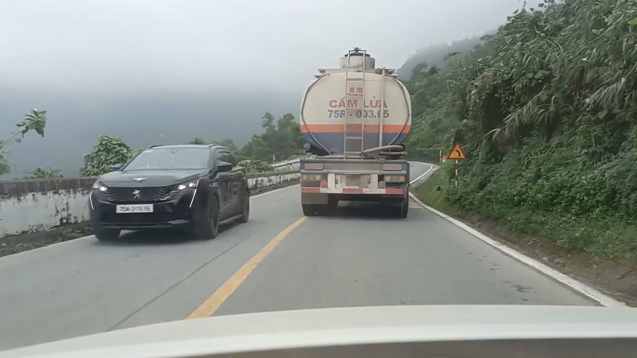 Đổ đèo hãi vân về phía lăng cô.