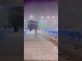 أمطار غزيره فوق الكعبه شاهد الشاب ماذا حدث له في صحن الكعبه بين المطر