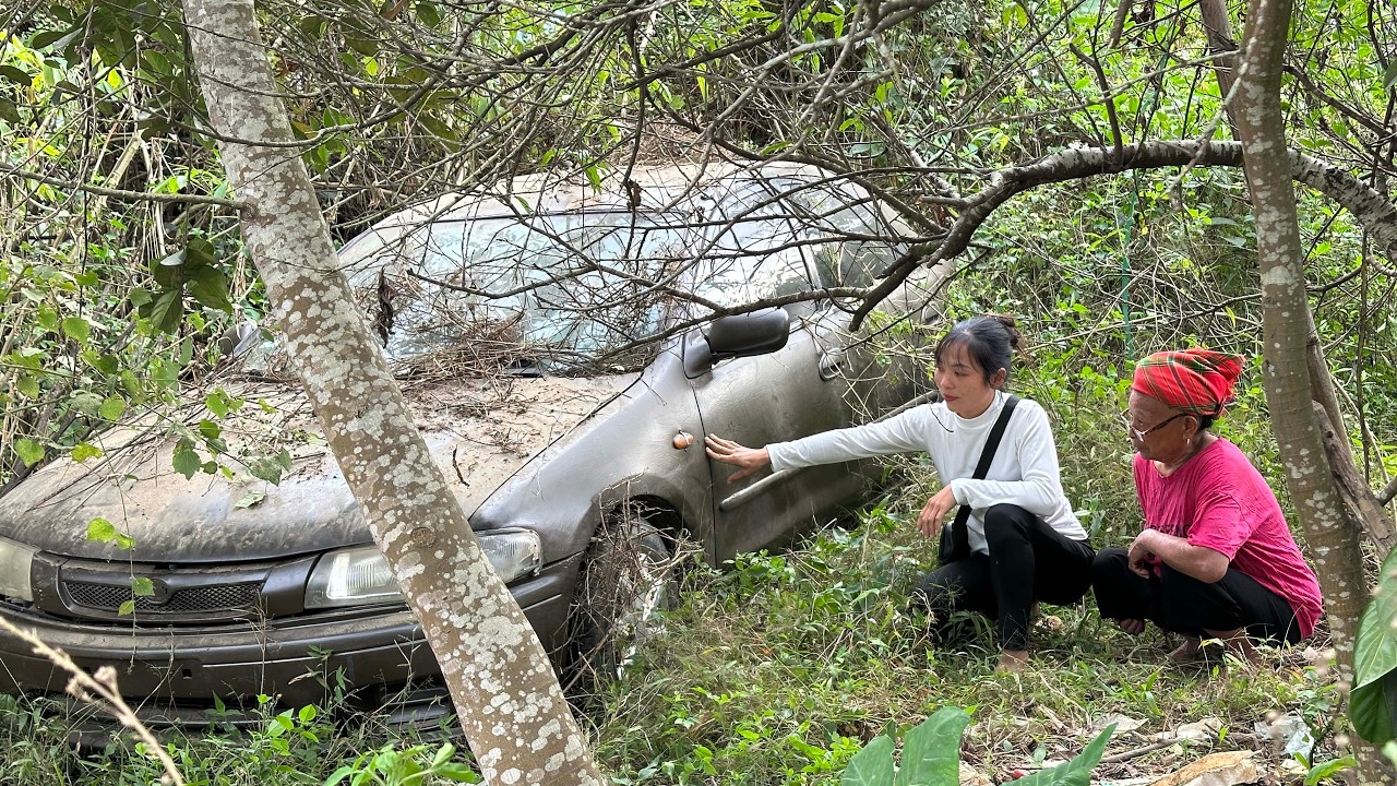 Woman Restores Older Woman's Car (Mazda 323) After 15 Years of Engine Failure and Abandonment