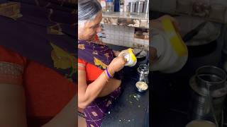 Индийская бабушка готовит шпинат
