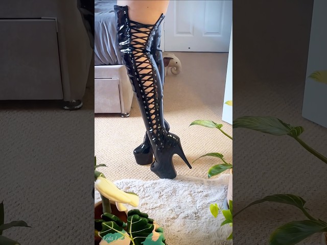 Like the side lacing on these boots??🖤👠 #boots #thighhighboots #heels #highheels #platformshoes
