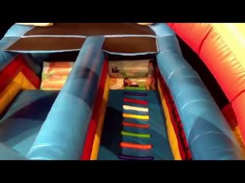 近3樓高的充氣溜滑梯