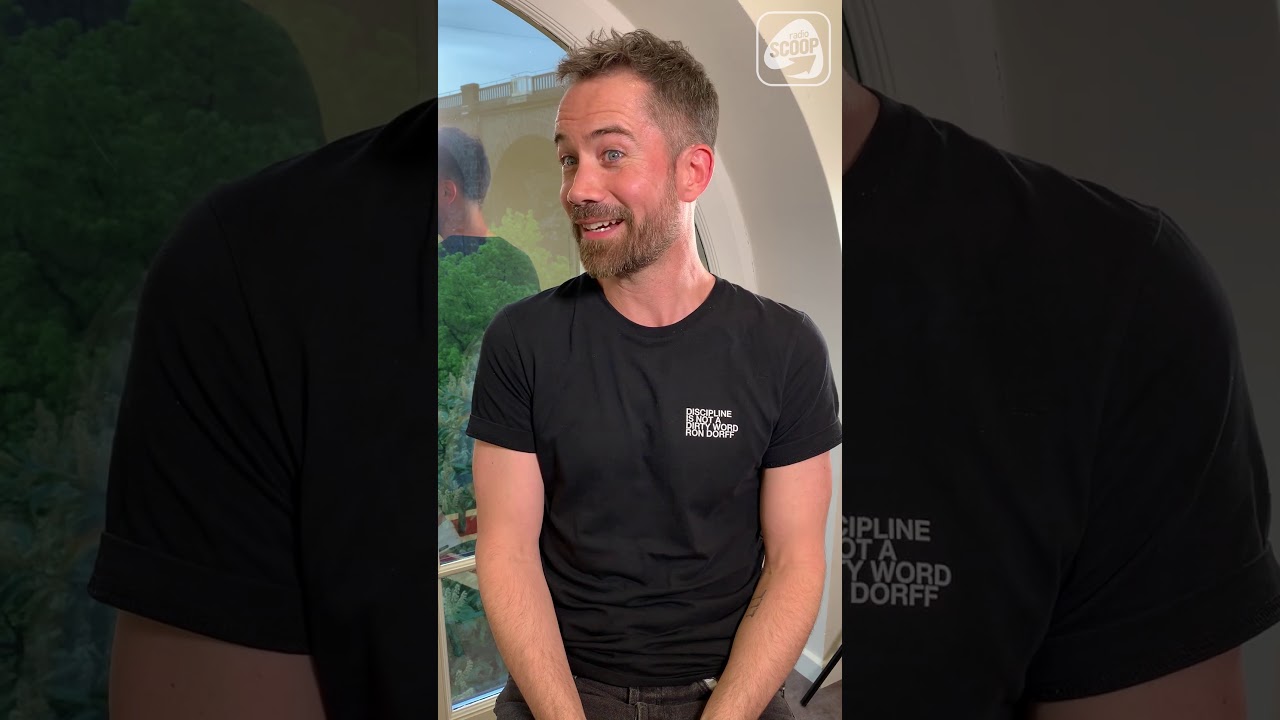 Une célébrité interrompt l'interview d'Emmanuel Moire ! | Emmanuel Moire - T'AS PAS UN SCOOP ?