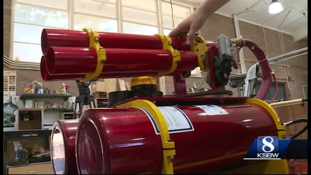 T-shirt launcher robot 