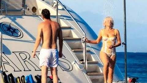 Maria De Filippi e le vacanze di lusso sullo Yacht da 140 Mila € a settimana.