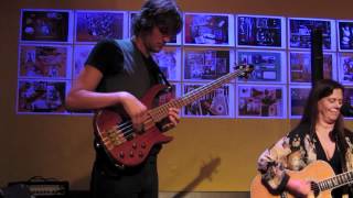 Un Deux Trois - Just The Right Distance Away