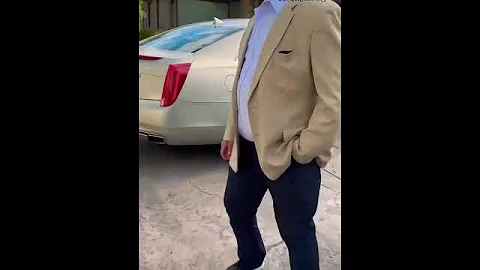 Warren Buffett Pulls into His Modest Home with a 10 Year Old Cadillac 🏡🚗 #warrenbuffett #money